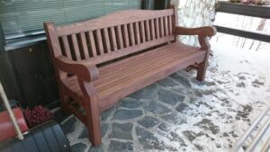 Englantilaistyylinen puutarhapenkki
