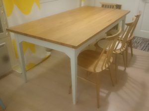 Ruokapöytä tammi-maalatut jalat
